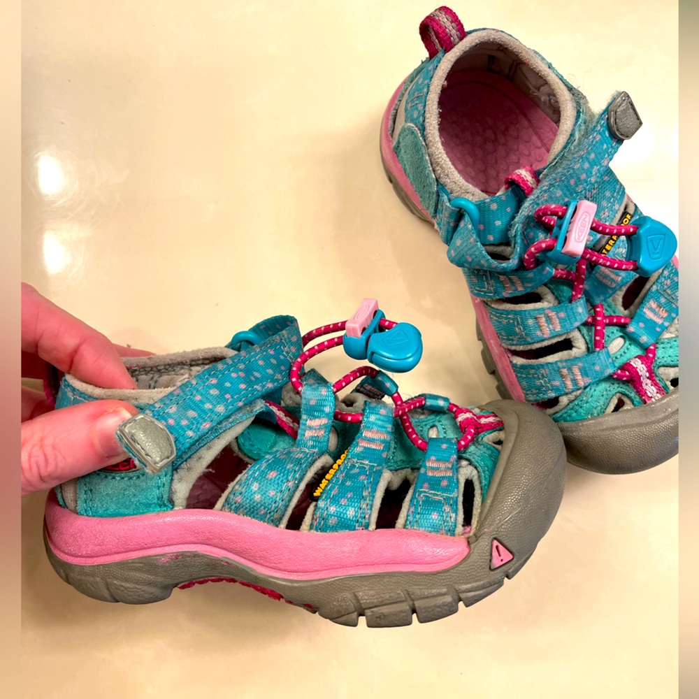 Keen waterproof sandals toddler size 8